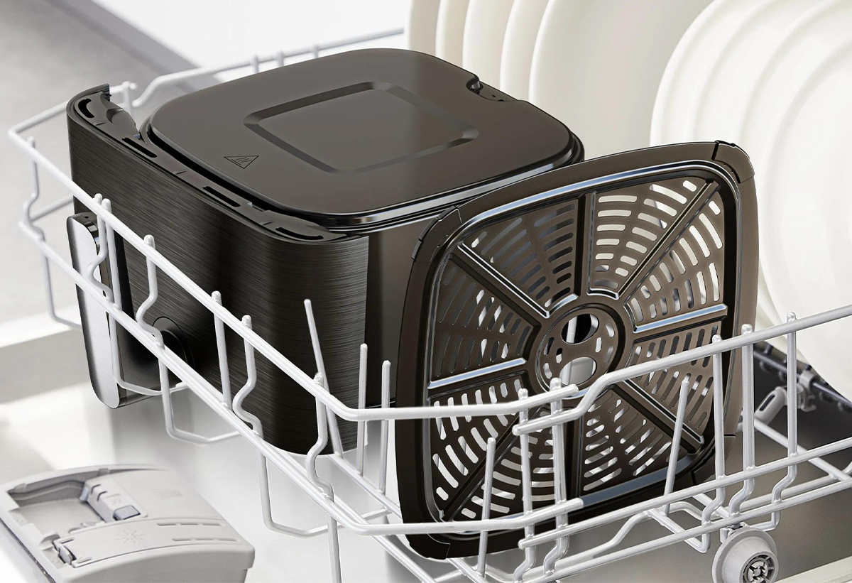 Φαίνεται η φριτέζα τοποθετημένη σε ένα πλυντήριο πιάτων.